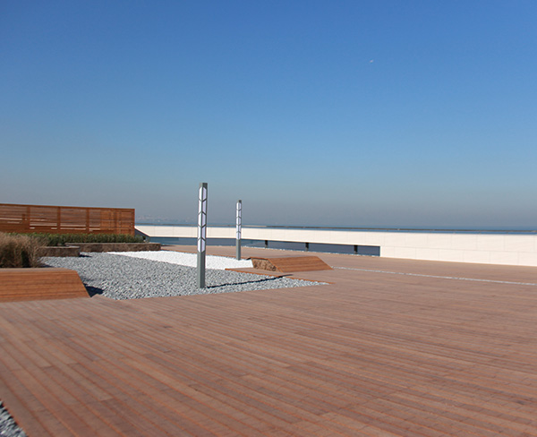 戶外竹木地板有什么優(yōu)勢